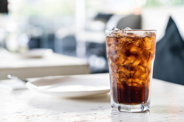 cola glacé sur la table