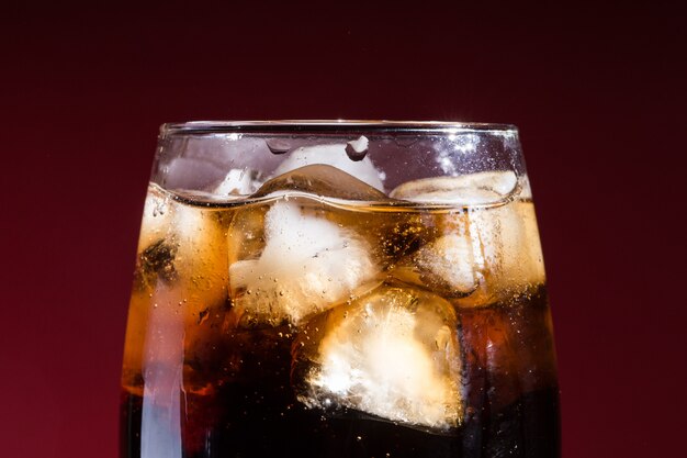 Cola avec des glaçons dans un gros verre