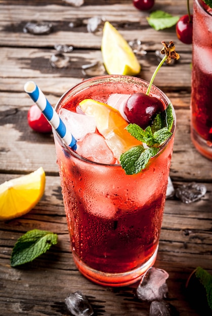 cola mojito cerise dans un grand verre avec des feuilles de menthe