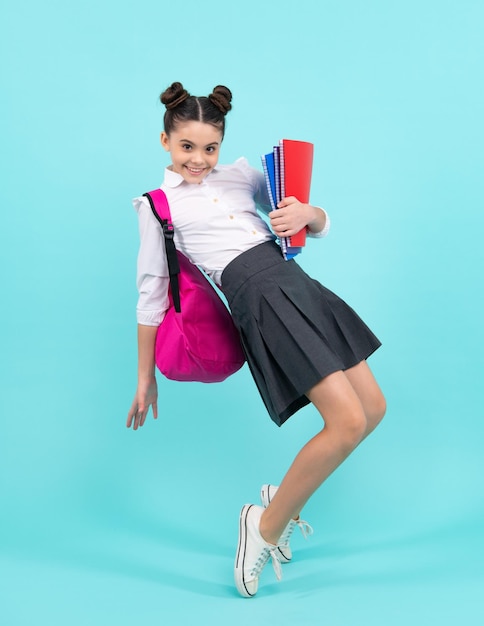 École adolescent enfant fille avec livre et cahier Adolescent étudiant fond bleu isolé