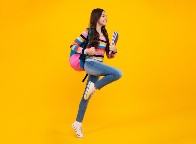 École adolescente enfant fille avec livre et cahier Adolescent étudiant fond isolé Apprentissage