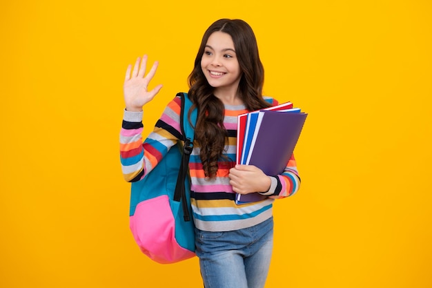 École adolescente enfant fille avec livre et cahier