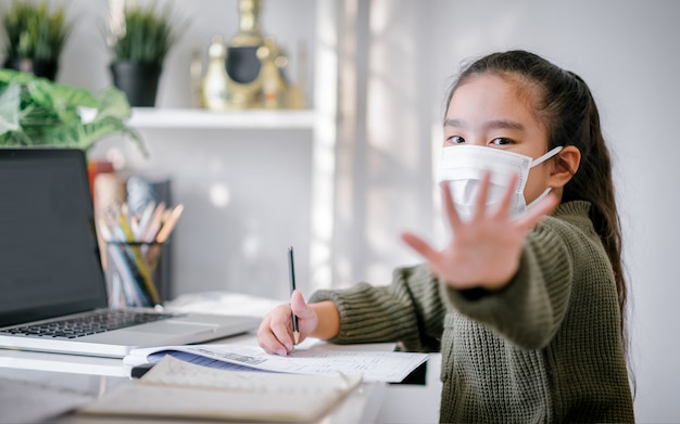 École à domicile en quarantaine. Éducation à domicile pour éviter les maladies virales, concept d'éducation en ligne