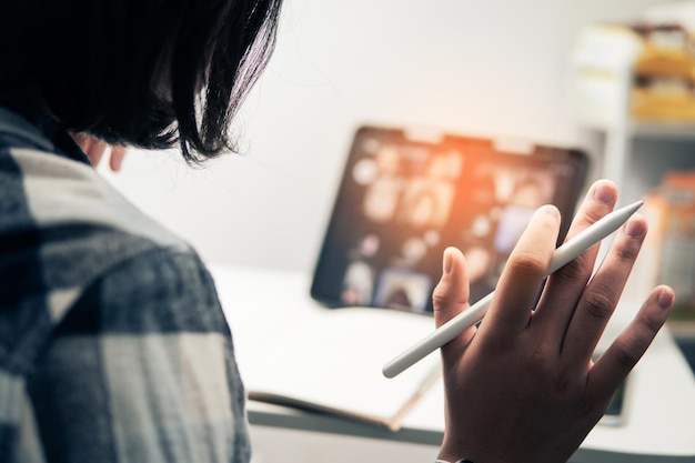 École à domicile Étudiant asiatique apprenant en ligne du verrouillage et de l'épidémie de covid 19