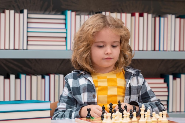 École d'échecs pour enfants échecs pour enfant intelligent enfant génie élève intelligent jouant carte logique gam