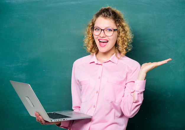 École en ligne Enseignement du cours en ligne Étudier en ligne Cahier de l'enseignant sur fond de tableau Femme surfant sur Internet Technologie numérique Profession moderne Étudiant STEM Informatique et programmation