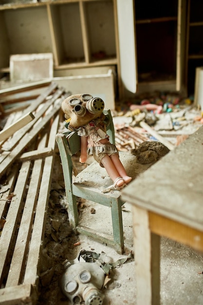 École maternelle abandonnée détruite cassée dans la zone d'exclusion de Tchernobyl Jouets perdus Une poupée en plastique cassée Ukraine ville fantôme Pripyat