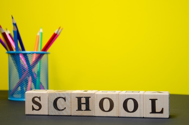 École de mots faite de cubes en bois avec des lettres