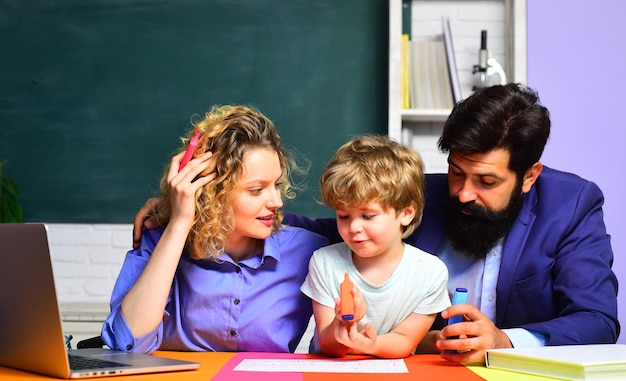 École primaire premier jour à l'école élève de jour en famille de l'école primaire étude à l'intérieur petit enfant