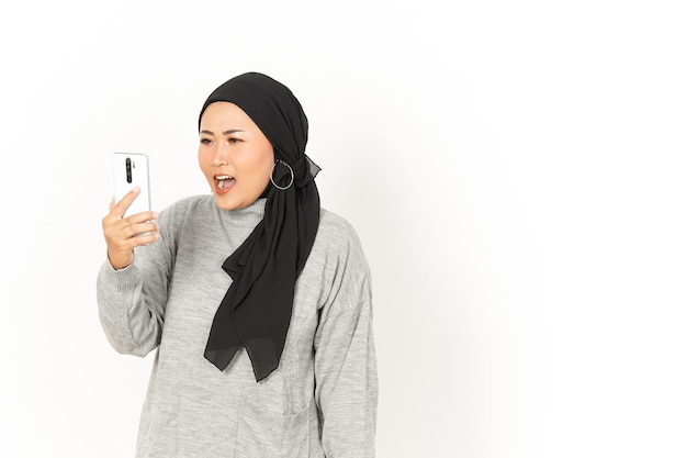 En colère sur l'appel vidéo de la belle femme asiatique portant le hijab isolé sur fond blanc