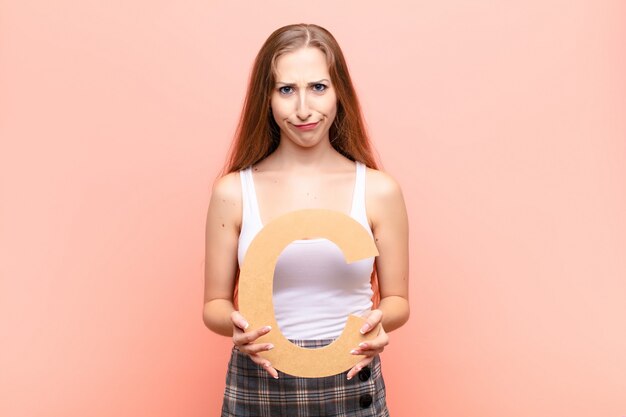 en colère, colère, désaccord, tenant la lettre C de l'alphabet pour former un mot ou une phrase.