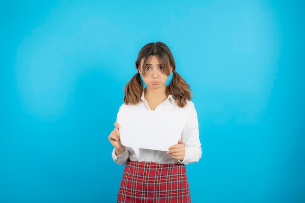 Colère collégienne en regardant ses notes. Photo de haute qualité