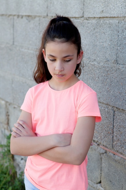 En colère, fille preteen dans la rue