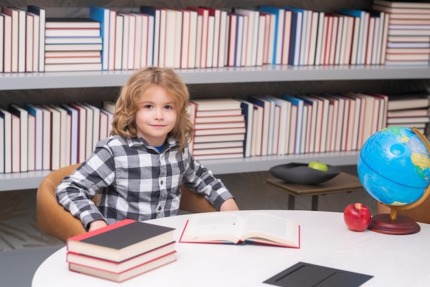 Écolier de 78 ans avec livre retourner à l'école Petit étudiant