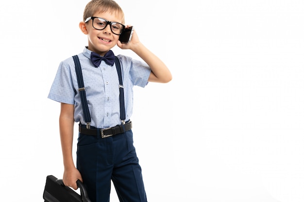 Écolier adolescent appeler le téléphone et sourire