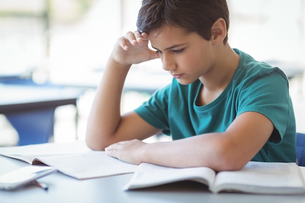 Écolier attentif qui étudie en classe