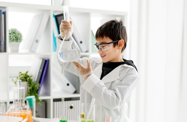 Écolier en classe de chimie