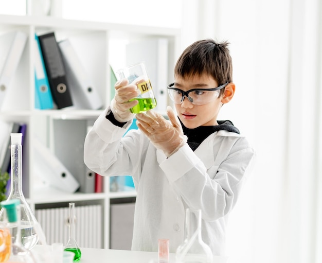 Écolier en classe de chimie