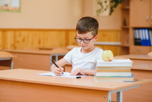 Écolier en classe à la leçon