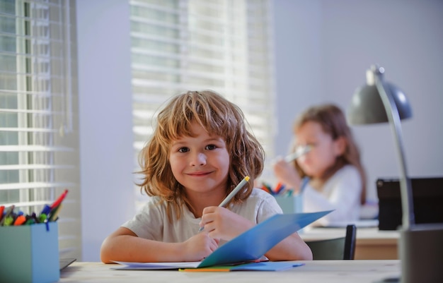 Écolier heureux dans l'éducation et l'apprentissage en classe