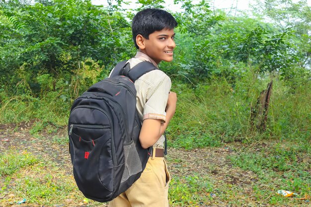 Écolier indien debout sur fond de nature