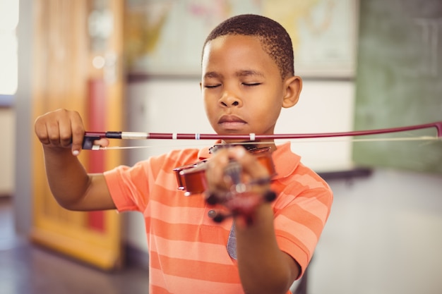 Écolier, jouer, violon, dans, classe