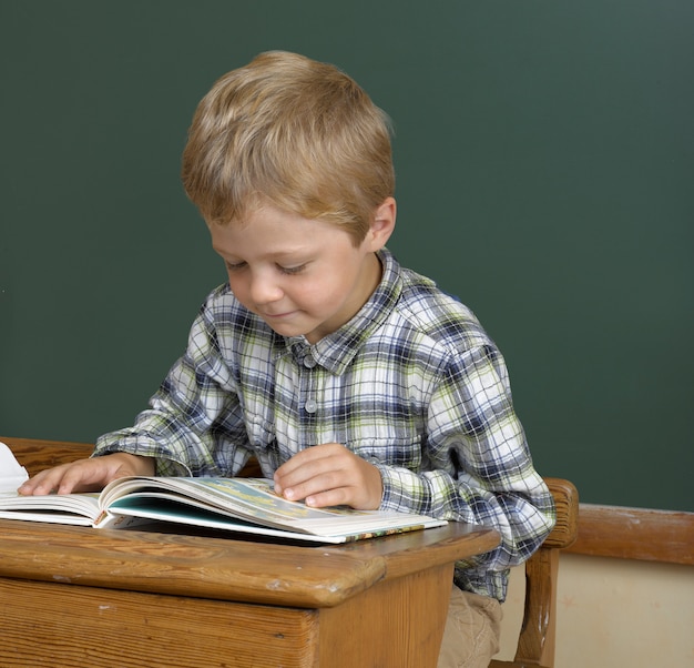 Écolier, lecture, dans classe