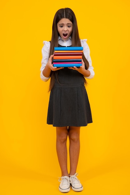 Écolier avec livre Apprentissage et éducation Malheureuse écolière adolescente bouleversée