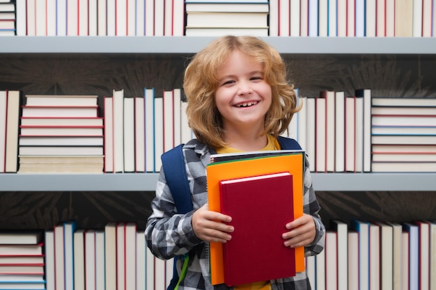 Écolier avec des livres dans la bibliothèque Écoliers Enfant de l'école primaire Élève aller étudier Intelligent écolier apprenant Les enfants étudient le concept de connaissances et d'éducation