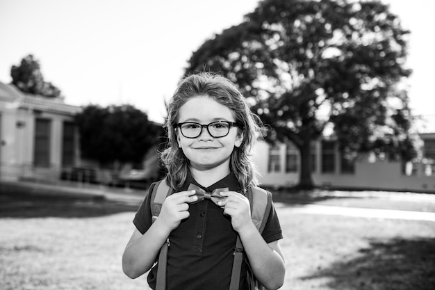 Écolier prêt à étudier. Éducation et apprentissage pour les enfants. Portrait d'élève du primaire dans le parc de l'école.