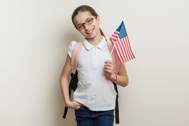 Écolier, à, sac à dos, tient, les, drapeau américain