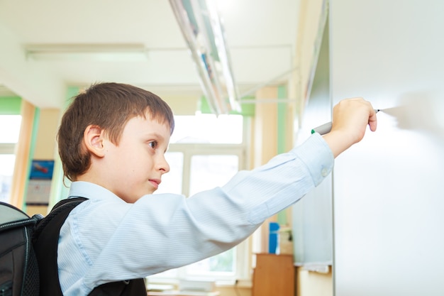 Écolier sérieux dans la salle de classe Élève du primaire Retour à l'école