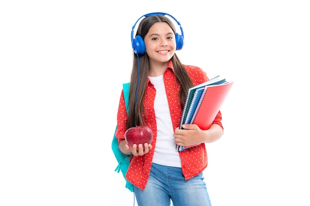 Écolière adolescente étudiante style de vie fille dans les écouteurs tenir des livres sur studio isolé blanc