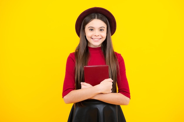 Écolière adolescente avec des livres isolés fond de studio portrait d'adolescent heureux fille souriante