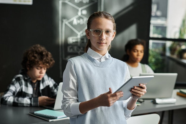 Écolière à l'aide de gadgets à l'étude