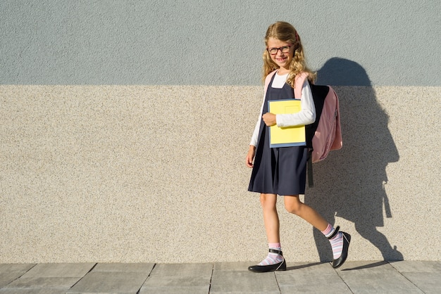 Écolière d'école primaire avec des cahiers à la main