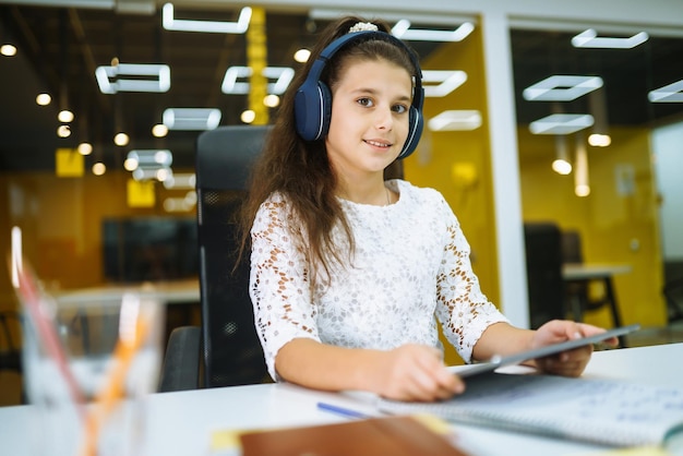 Écolière étudiant ses devoirs pendant sa leçon en ligne à la maison avec tablette Distance sociale,