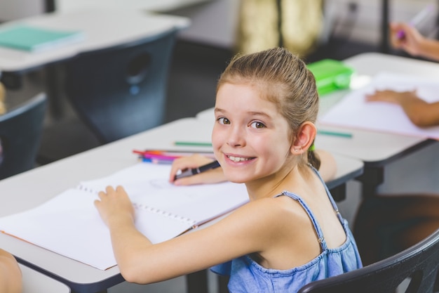 Écolière fait ses devoirs