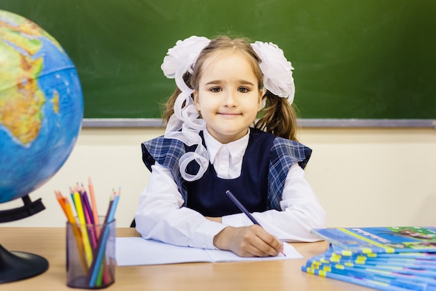 Écolière fille et école. La fille porte un uniforme scolaire à l&#39;école. Entraînement