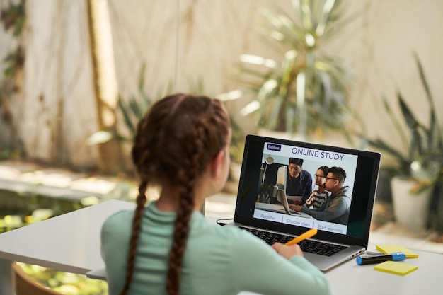 Écolière fréquentant un cours en ligne