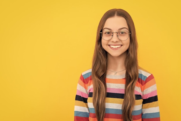 Écolière gaie nerd enfant à lunettes pour la vision de retour à l'école