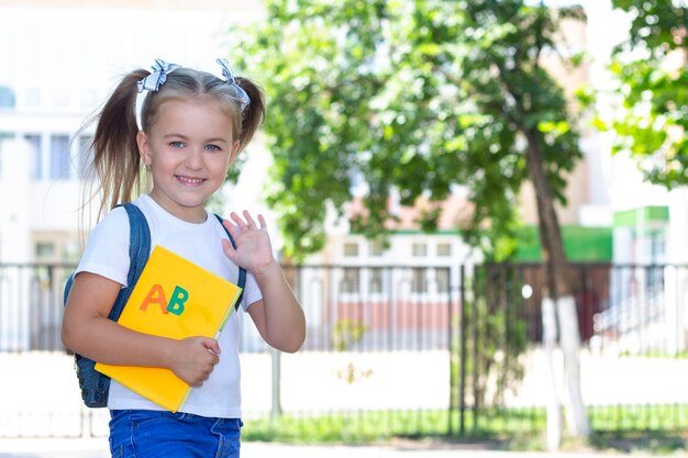 Écolière heureuse avec un sac à dos