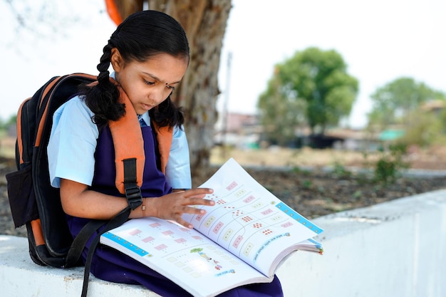 Écolière indienne portant l'uniforme scolaire