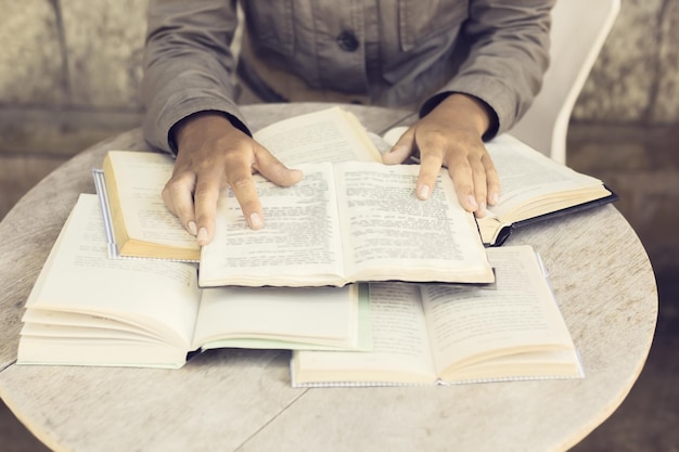 Écolière lisant des livres effet photo vintage en plein air