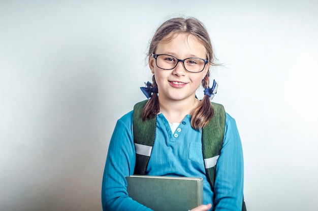 Écolière avec des lunettes avec des livres