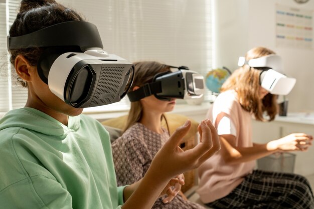 Écolière métisse à lunettes tenant un objet virtuel invisible