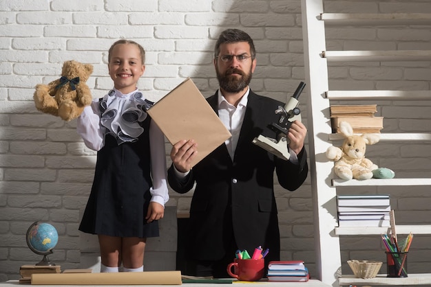 Écolière et papa avec des visages heureux et sérieux