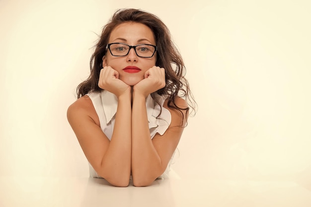 Écolière paresseuse isolée sur blanc femme d'affaires sexy ennuyée au travail bureau copie espace fatigué d'attendre si ennuyeux affaires souhaite avoir plus de temps libre écolière intelligente dans des verres à lèvres rouges