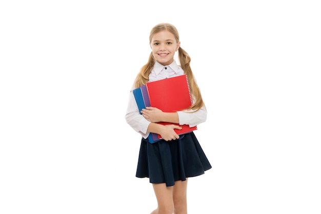 Écolière parfaite Lecteur de littérature mignon Adorable petite écolière tenant livre littérature anglaise fond blanc Enfant de l'école primaire étudiant la langue et la littérature étrangères Apprécier l'apprentissage