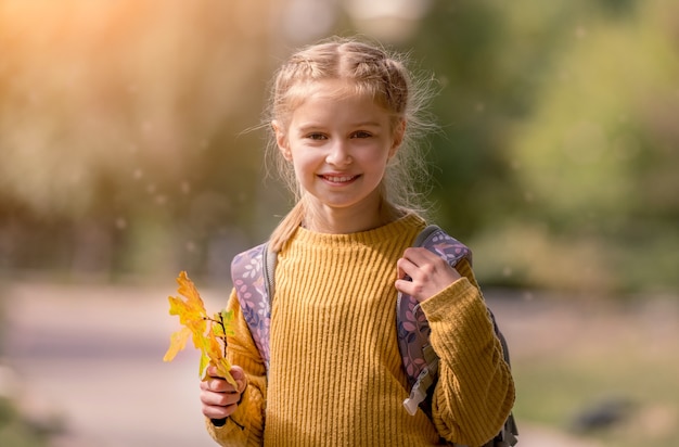 Écolière préadolescente avec sac à dos